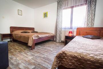 Фото номера Трехместный номер Отели типа «постель и завтрак» Pension Carmen г. Рынка 4