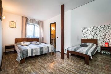 Фото номера Трехместный номер Отели типа «постель и завтрак» Pension Carmen г. Рынка 7