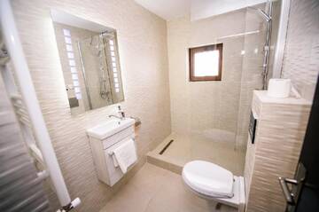 Фото номера Трехместный номер Лоджи Antonia Spa 180° Panaromic View 3 г. Рынка 4